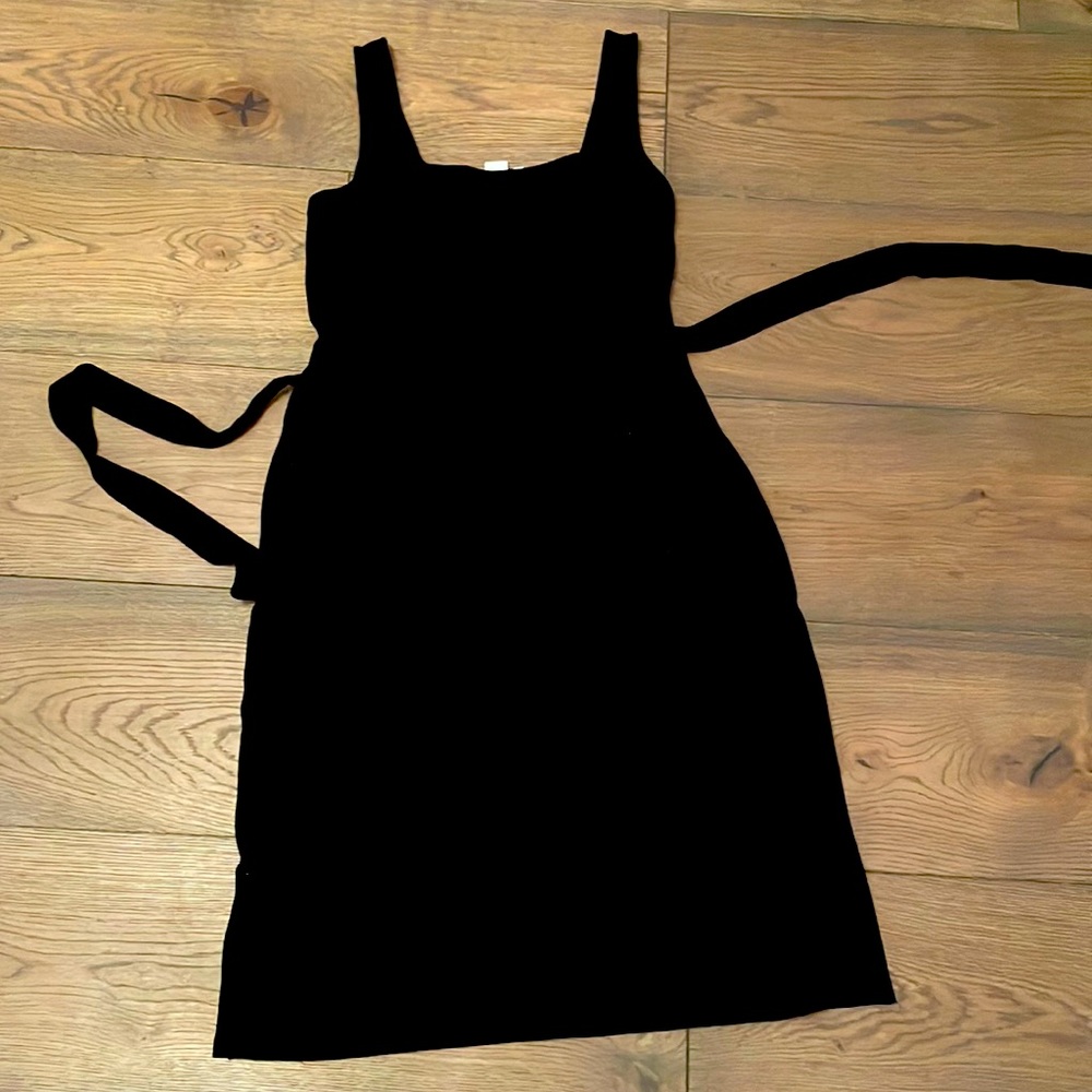 Tie waisted cotton black dress with small slit and square neckline.